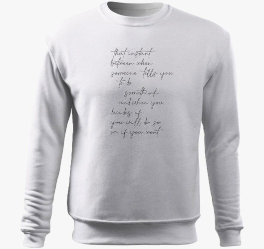 Feliratos belebújós pulóver