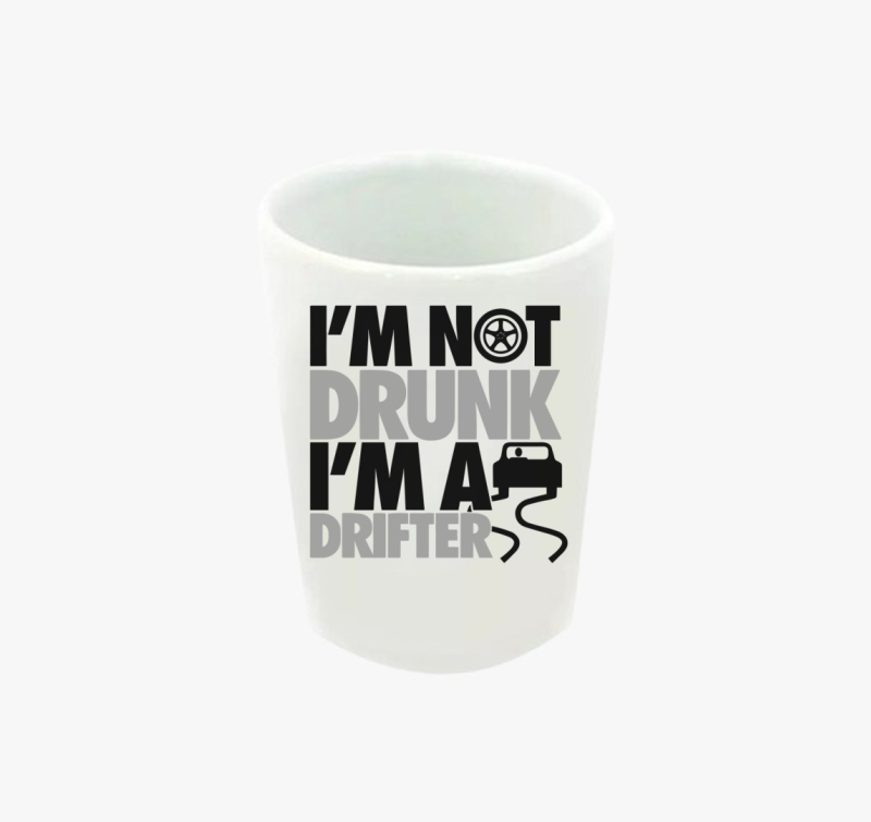 I'm not drunk i'm a drifter feles pohár