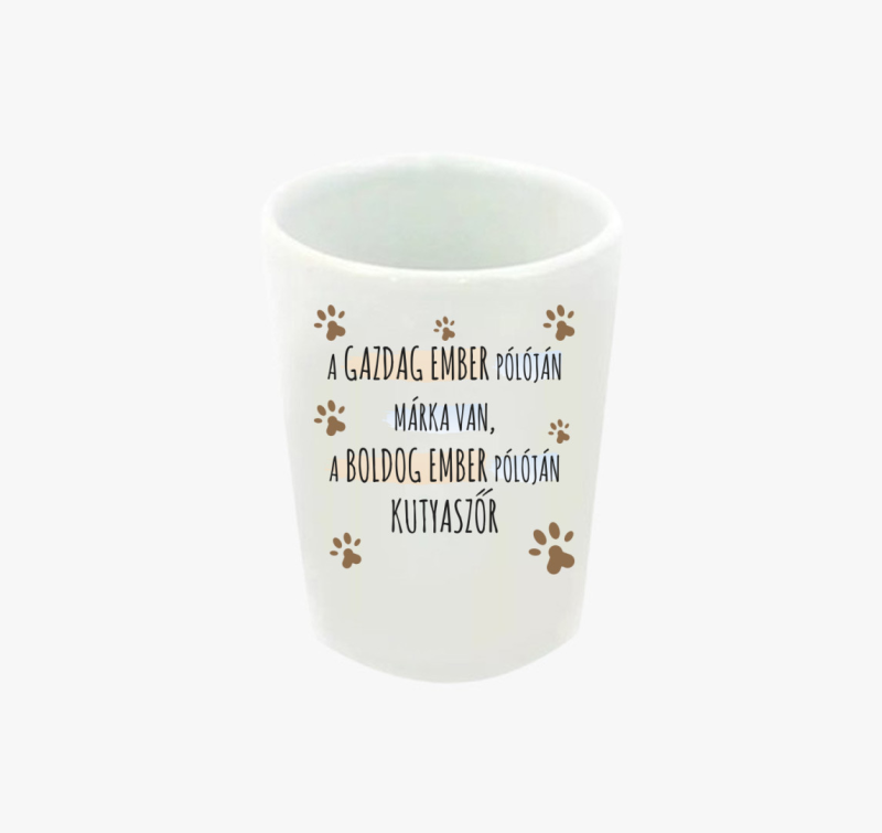 A boldog ember feles pohárján kutyaszőr feles pohár