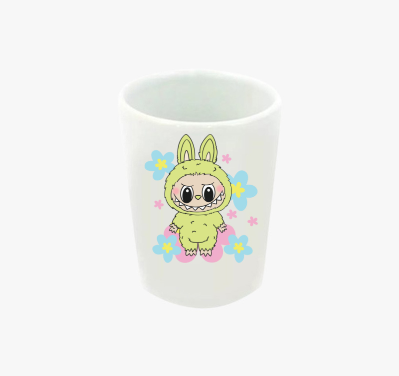 Labubu virágokkal feles pohár