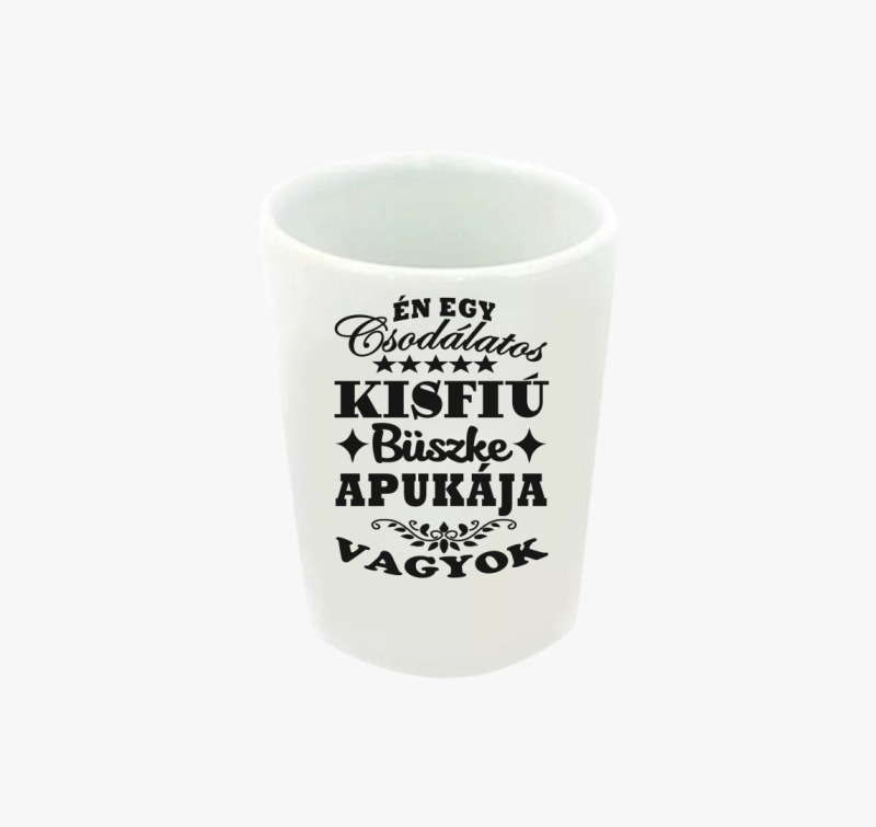 Csodálatos kisfiú büszke apukája feles pohár