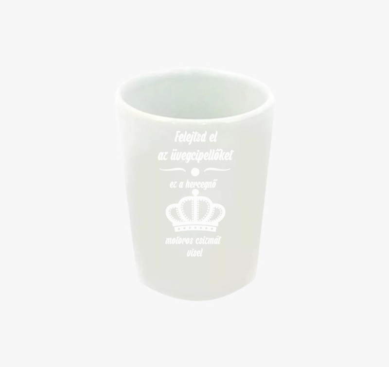 Felejtsd el az üvegcipellőket ez a hercegnő motoros csizmát visel feles pohár