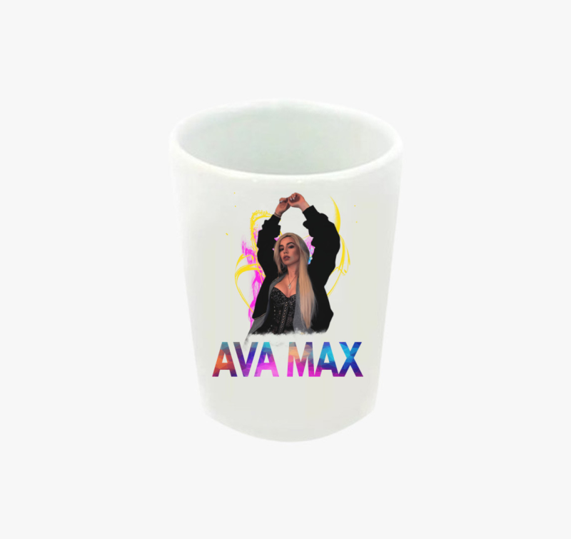 Ava Max feles pohár