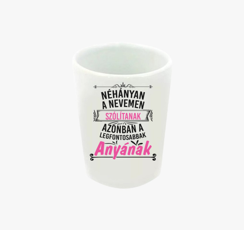 Néhányan a nevemen szólítanak Anyának feles pohár