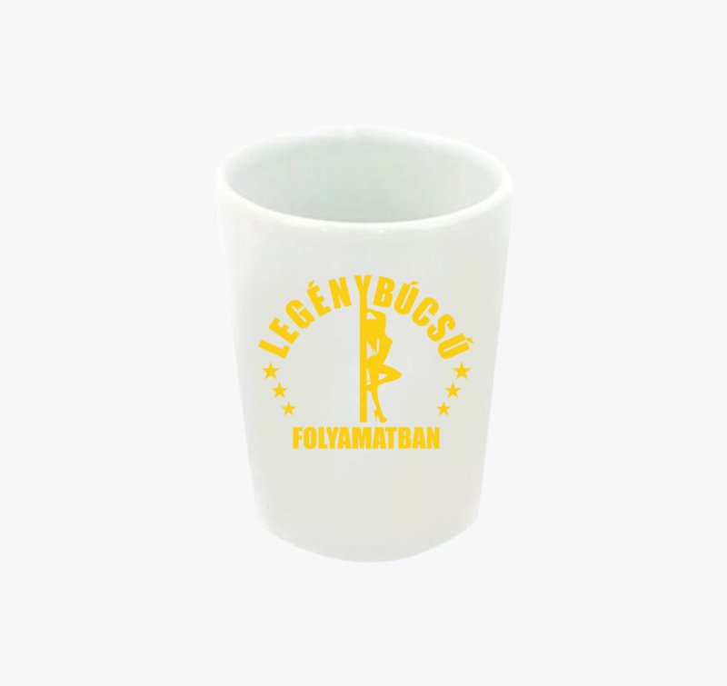 Legénybúcsú folyamatban sztriptízes feles pohár