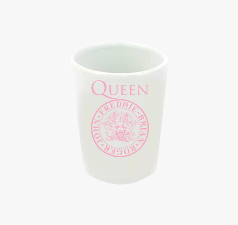 Queen logo bandatagokkal feles pohár