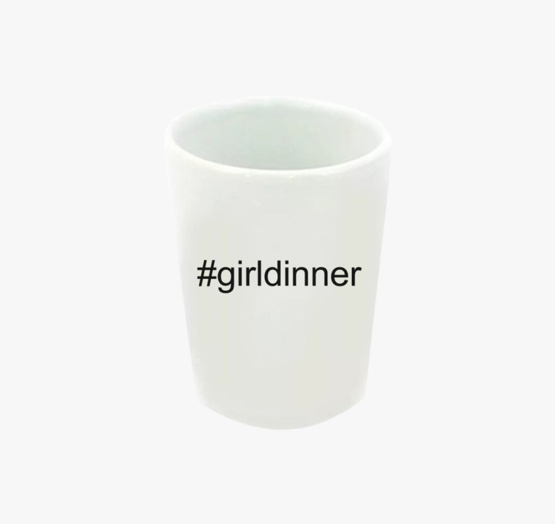 Girl dinner trend feles pohár