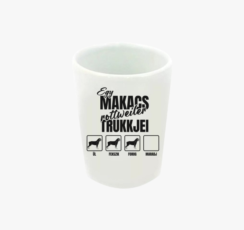 Egy makacs rottweiler trükkjei feles pohár