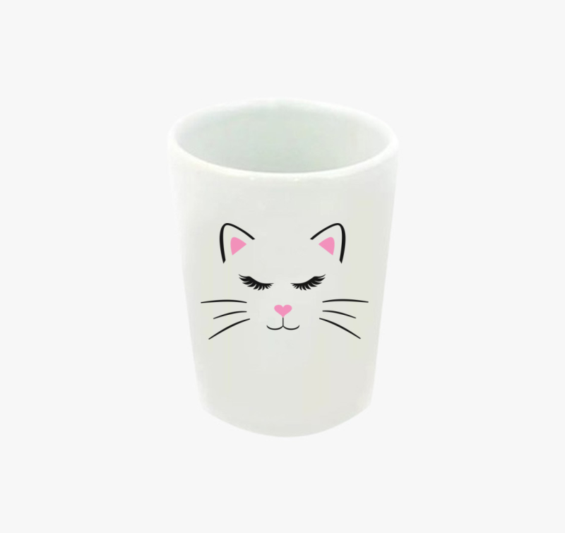 Mosolygós cica lány feles pohár