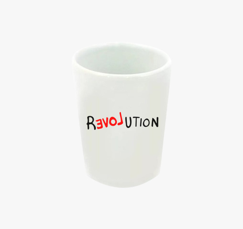 Revolution feliratú feles pohár
