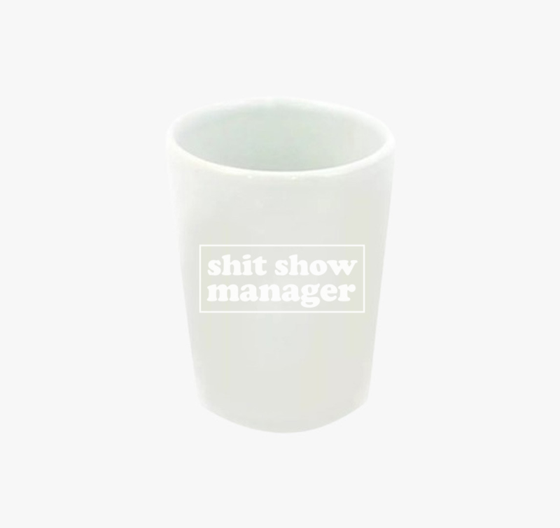 Shit show manager feles pohár