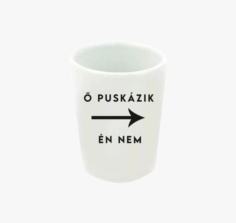 Ő puskázik feles pohár