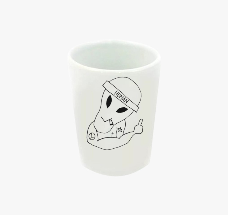 Tetovált UFO sapkában feles pohár