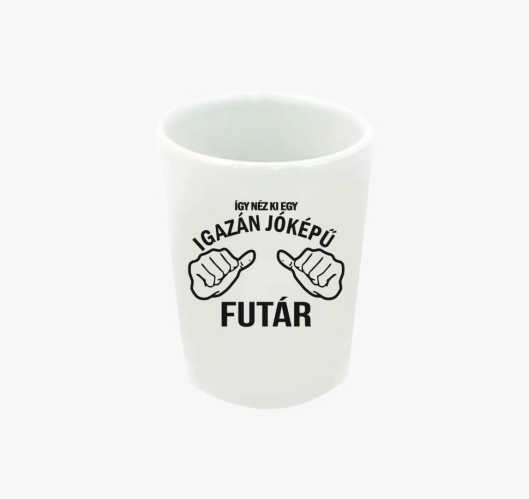 Jóképű futár feles pohár