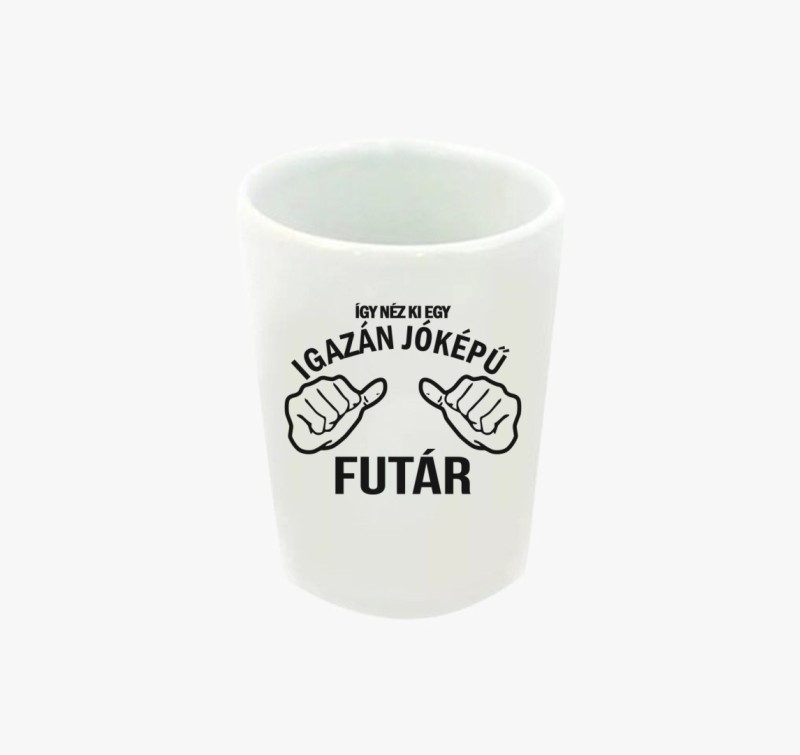 Jóképű futár feles pohár