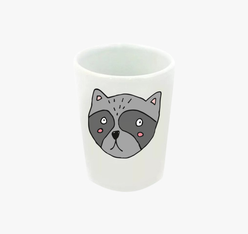 Megszeppent mosómedve feles pohár