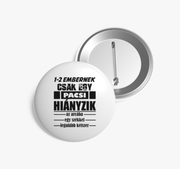 Pacsi az arcba kitűz