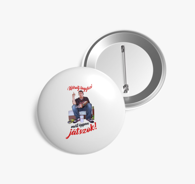 Most épp játszok kitűző