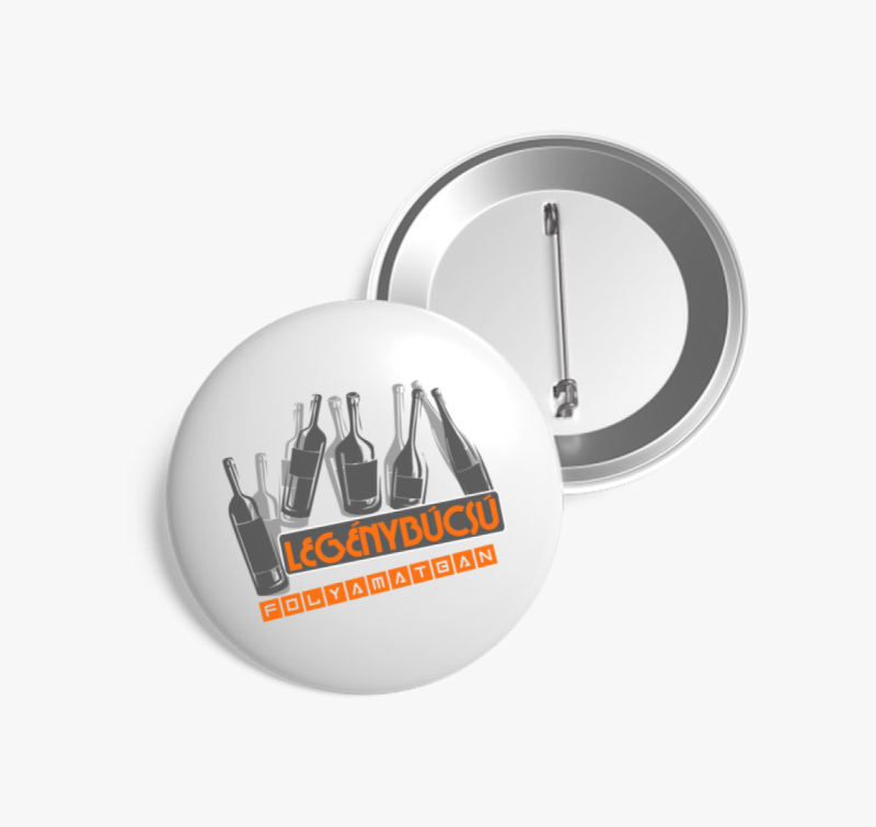 Legénybúcsú folyamatban üveg mintás kitűző