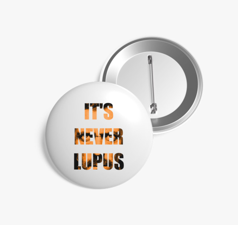 Soha Nem Lupusz kitűző