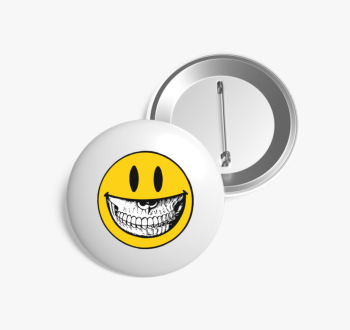 Koponyás smiley kitű