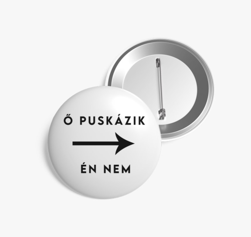 Ő puskázik kitűző