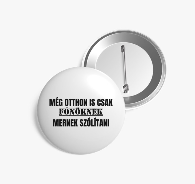 Még otthon is csak főnöknek mernek szólítani kitűző