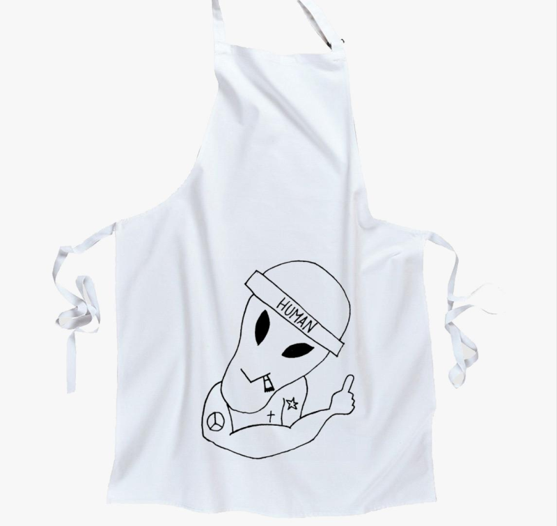 Tetovált UFO sapkában kötény