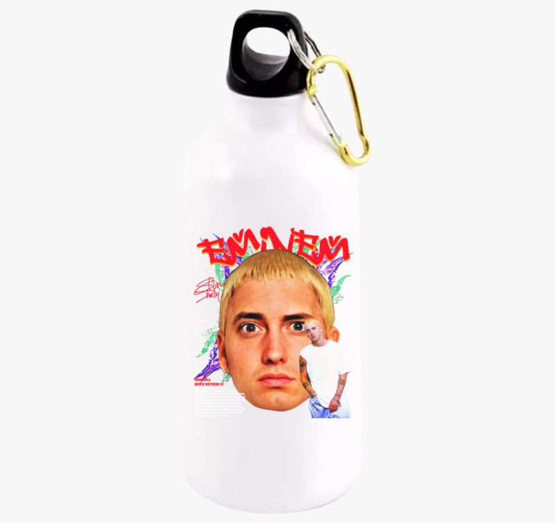 Fiatal Eminem kulacs