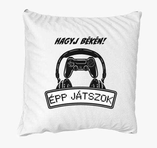 Hagyj békén épp játszok párna...