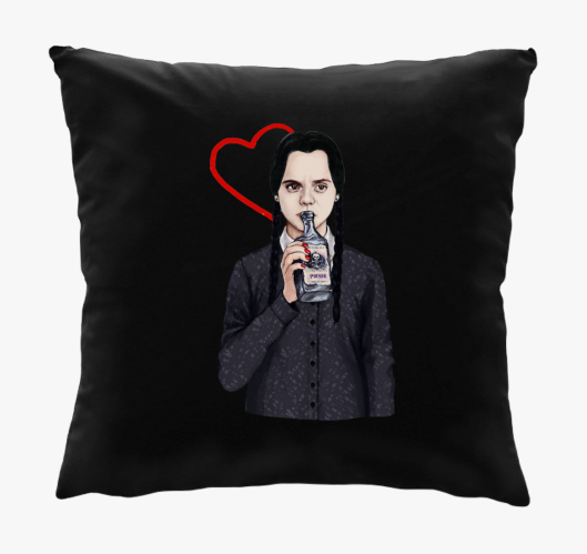 Wednesday szívecskével párna...