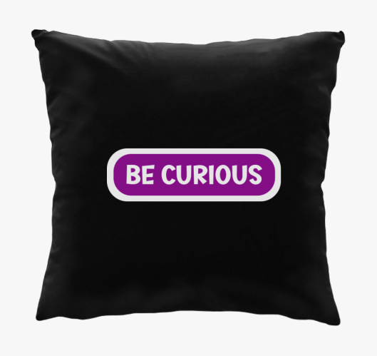 Be curious lila párna