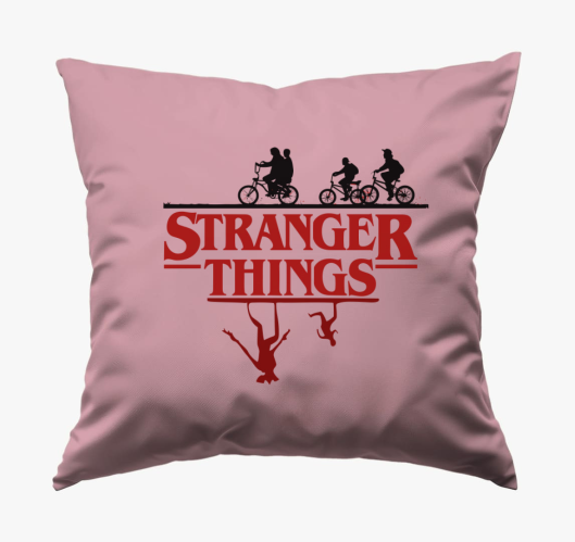 Stranger Things 3 sziluett pár...