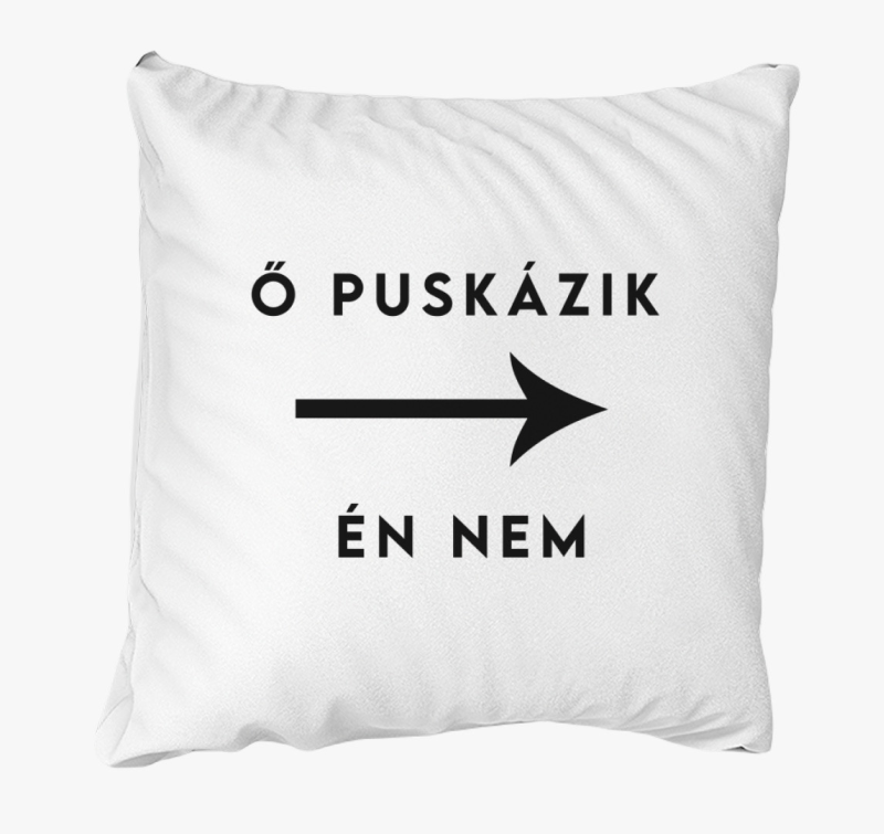 Ő puskázik párna