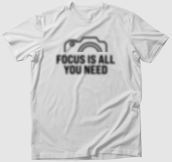 Focus is all you need fekete mintás póló