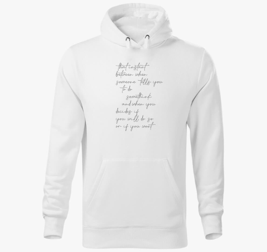 Feliratos kapucnis pulóver