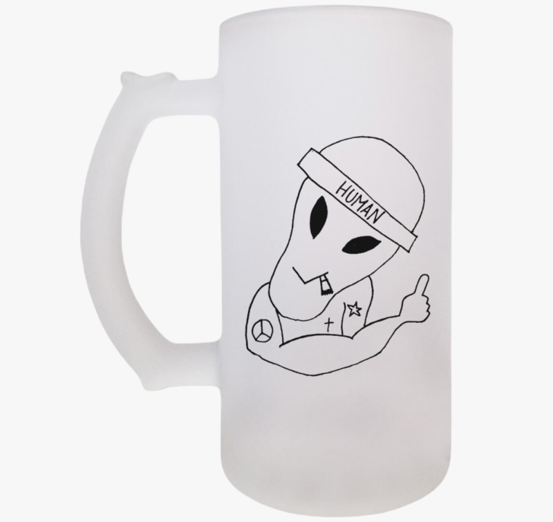 Tetovált UFO sapkában söröskorsó