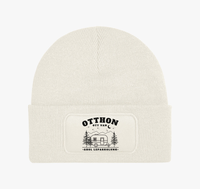 Lakókocsi - Az otthon ott van, ahol leparkolunk téli sapka - magyar felirat