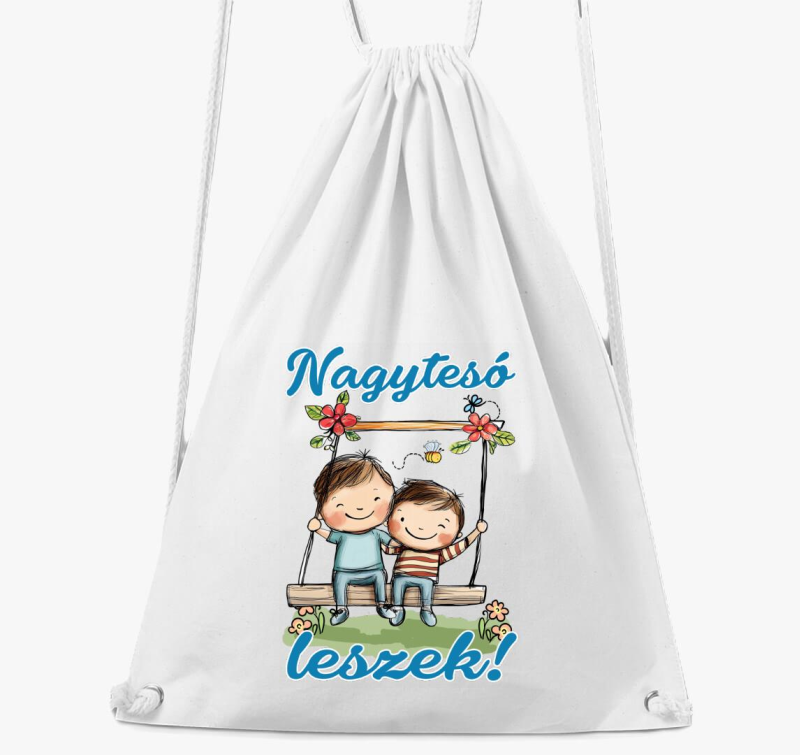 Nagytesó leszek, kisfiú hintázik kisfiúval tornazsák