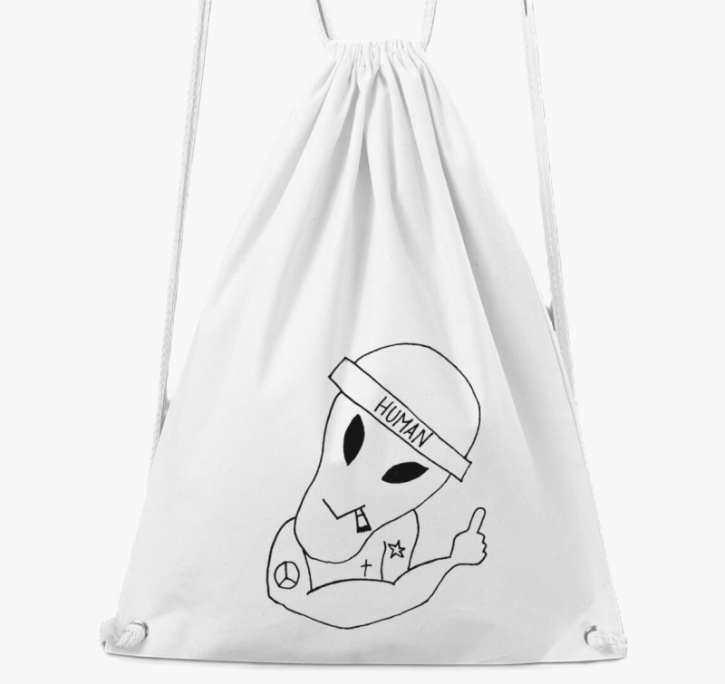 Tetovált UFO sapkában tornazsák