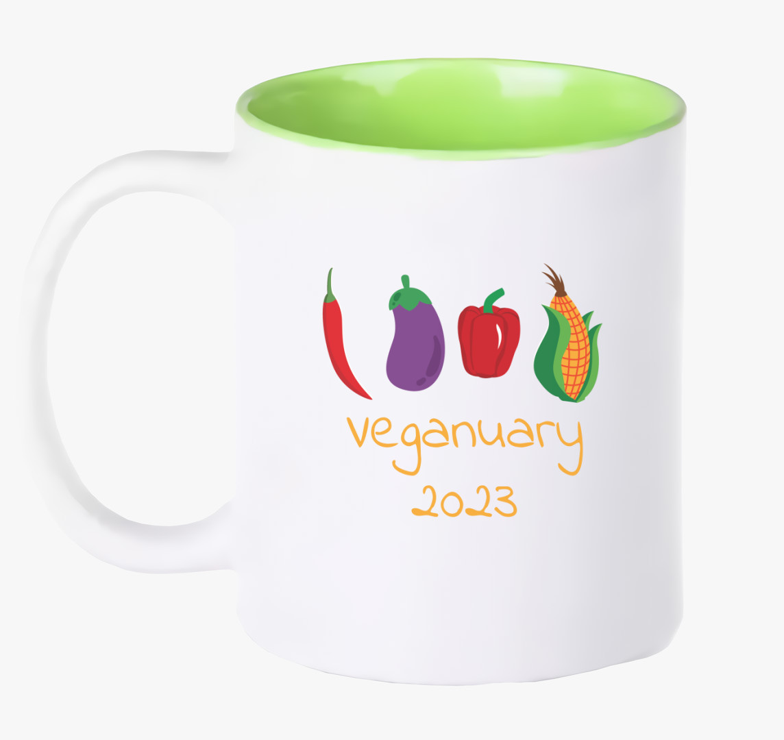 Veganuary 2023 (zöldségekkel) sárga feliratos bögre — Zöld