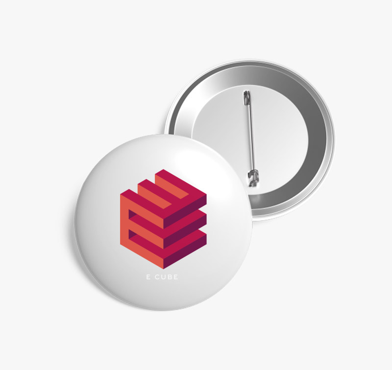 E cube kocka design kitűző — Fehér