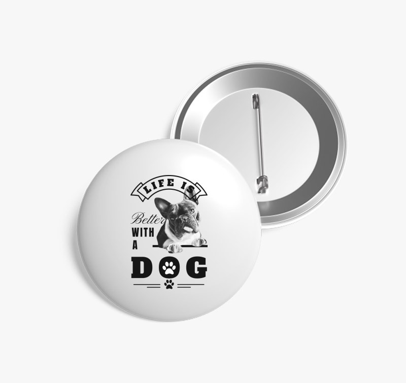 Az élet jobb kutyával kitűző - francia bulldog - angol felirat — Fehér