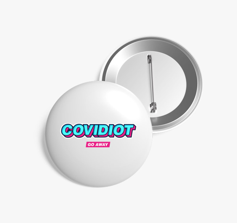 Covidiot kitűző — Fehér