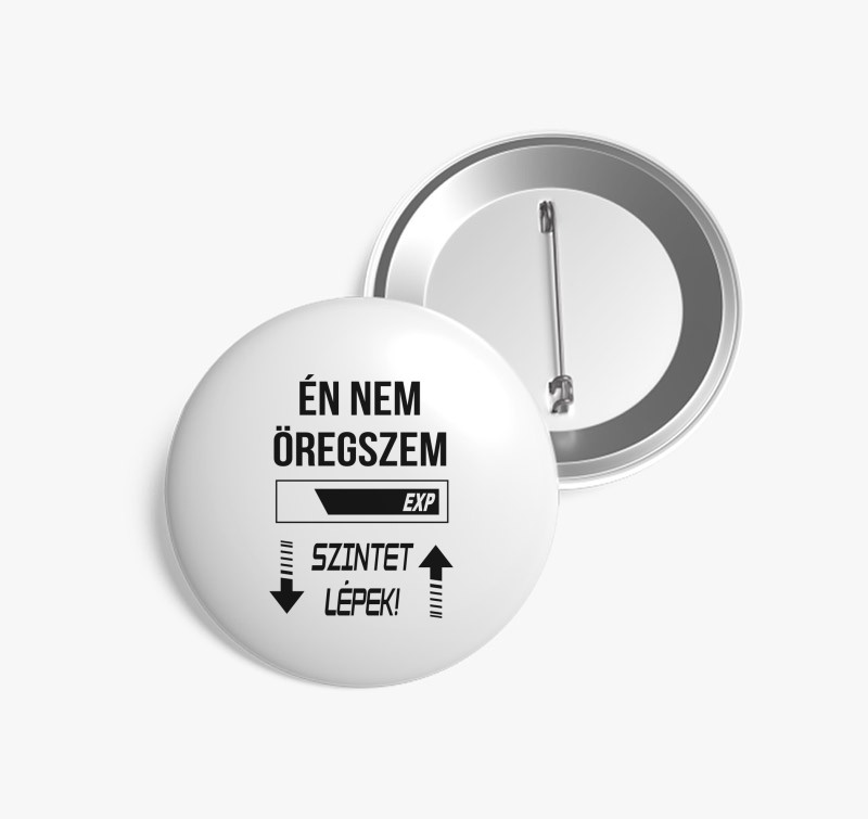 Nem öregszem szintet lépek kitűző — Fehér