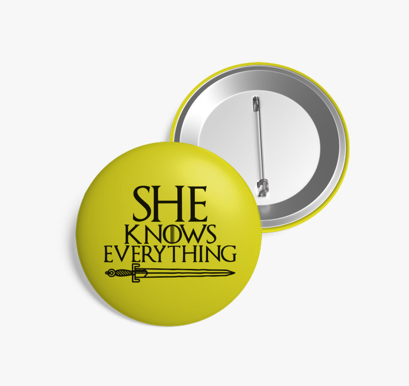 She Knows everything kitűző — Sárga