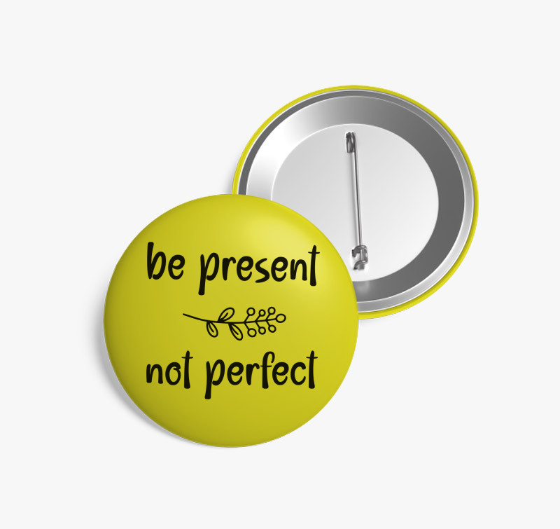 Be present not perfect kitűző — Sárga